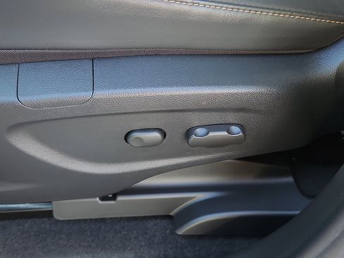 Used 2022 Chevrolet Trax LT w/ LT Convenience Package image 27