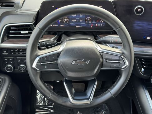 Used 2025 Chevrolet Suburban Z71 image 15