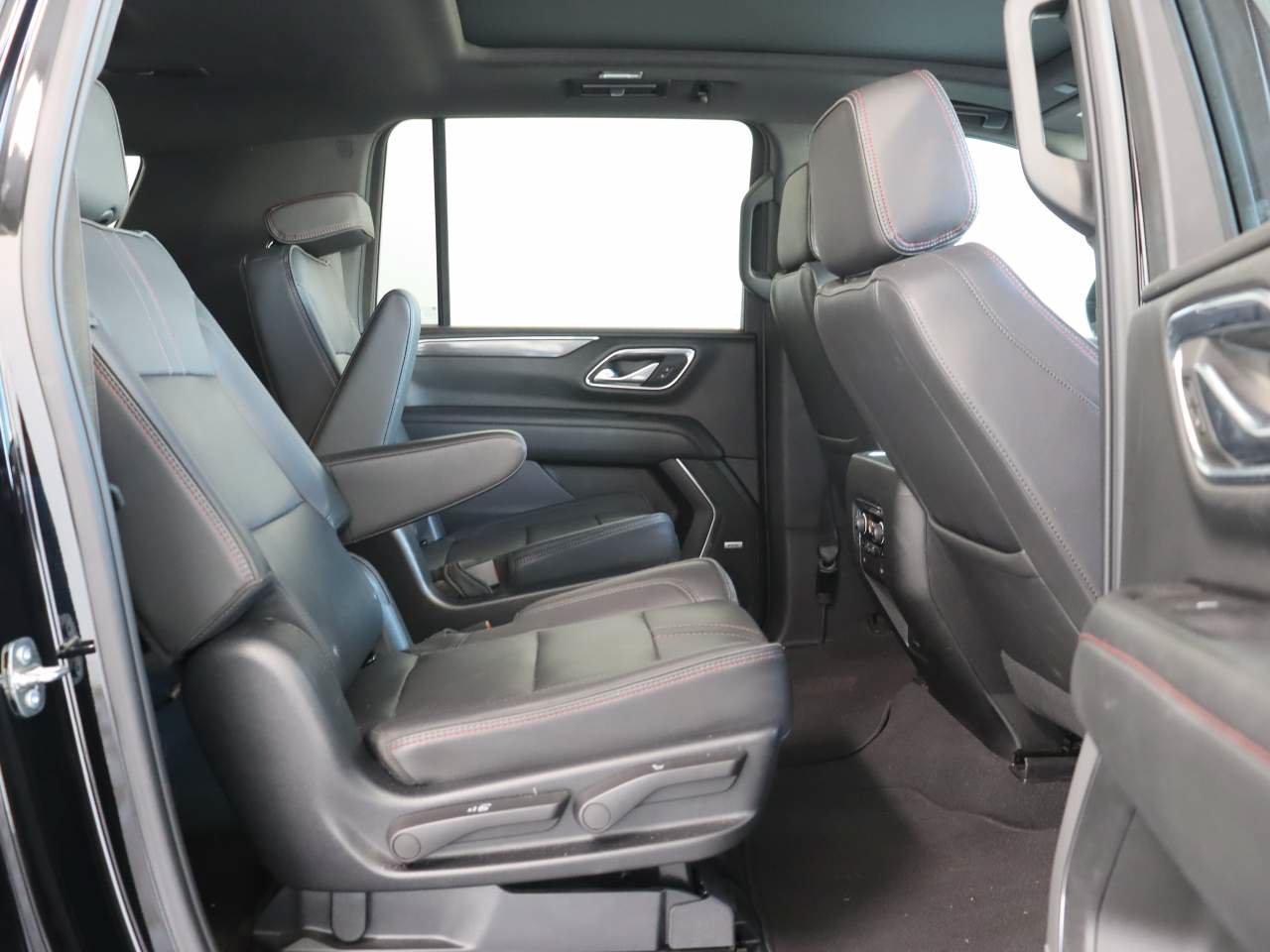 Certified 2023 Chevrolet Suburban RST w/ Luxury Package AWD/4WD image 18