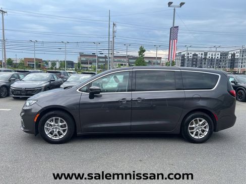 Used 2023 Chrysler Pacifica Touring-L FWD image 4