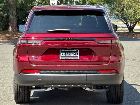 New 2025 Jeep Grand Cherokee Laredo image 4