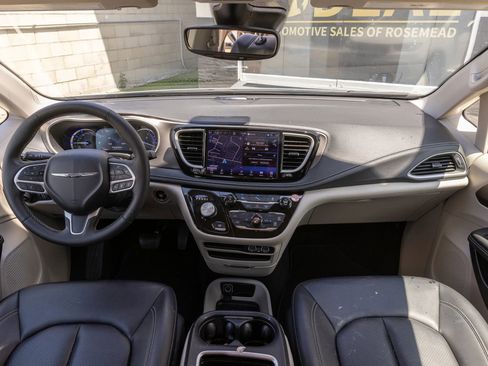 Used 2024 Chrysler Pacifica Limited FWD image 28