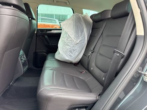 Used 2015 Volkswagen Touareg Sport image 24