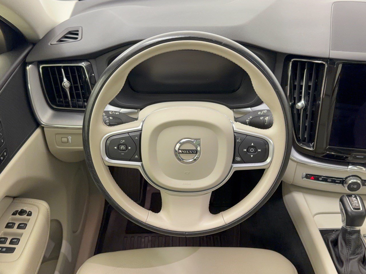 Used 2021 Volvo XC60 T5 Momentum w/ Premium Package AWD/4WD image 10
