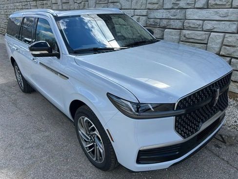 Certified 2025 Lincoln Navigator L Reserve AWD/4WD image 7
