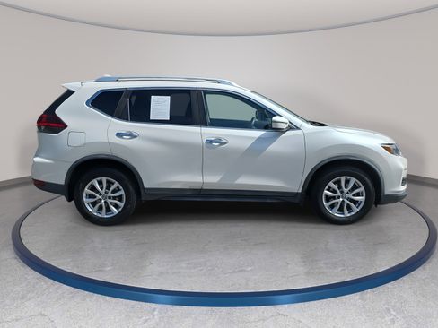 Used 2018 Nissan Rogue SV image 4