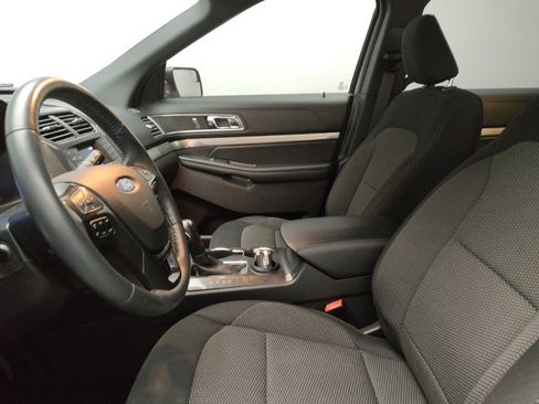 Used 2019 Ford Explorer XLT image 17