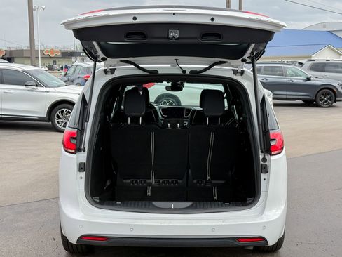 Used 2025 Chrysler Pacifica Limited image 29