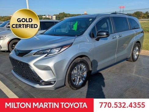 Used 2023 Toyota Sienna XSE w/ XSE Plus Package AWD/4WD image 3