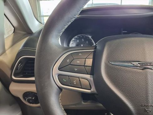 Used 2024 Chrysler Pacifica Touring-L image 18