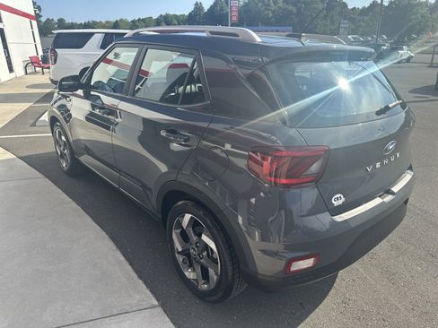 Used 2025 Hyundai Venue SEL FWD image 5