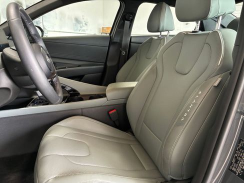 Used 2025 Hyundai Elantra Limited image 28