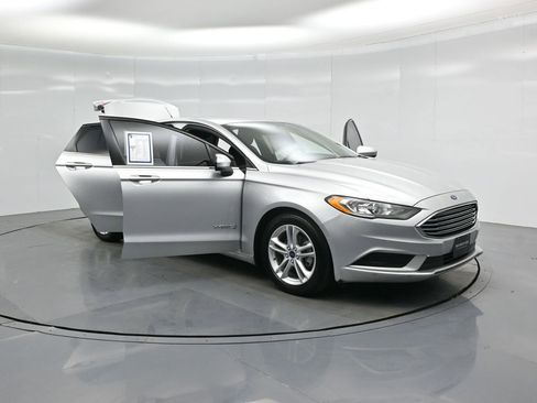 Used 2018 Ford Fusion SE image 30