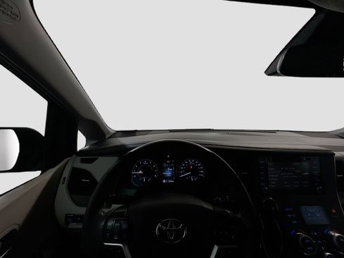 Used 2019 Toyota Sienna XLE w/ XLE Navigation Package FWD image 7
