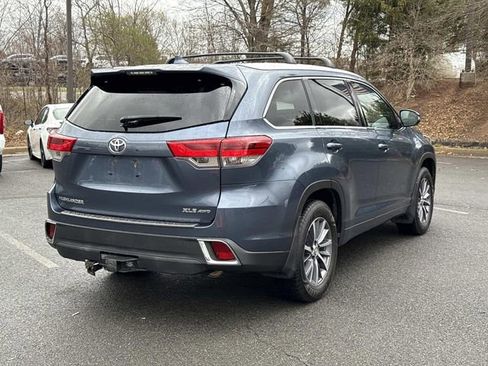 Used 2017 Toyota Highlander XLE image 2