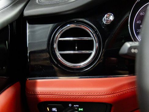 Used 2022 Bentley Bentayga AWD/4WD image 33