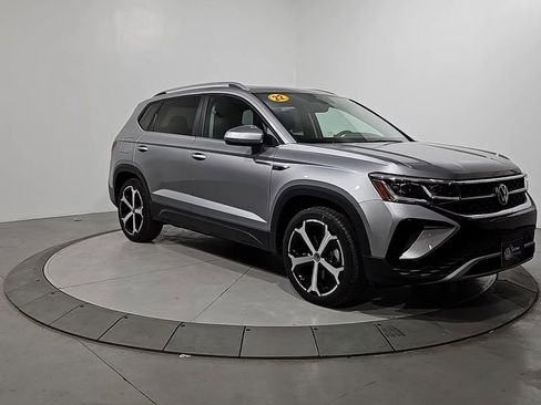 Certified 2022 Volkswagen Taos SEL image 8