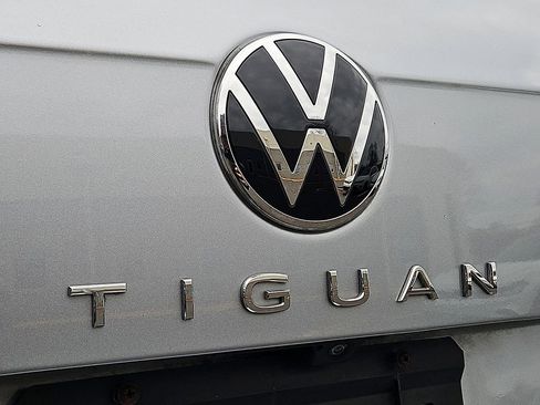 Certified 2022 Volkswagen Tiguan SE R-Line image 33