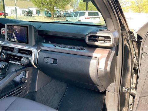 Used 2025 Toyota Tacoma TRD Sport image 18