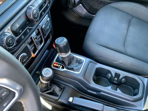 Used 2023 Jeep Gladiator Overland image 16