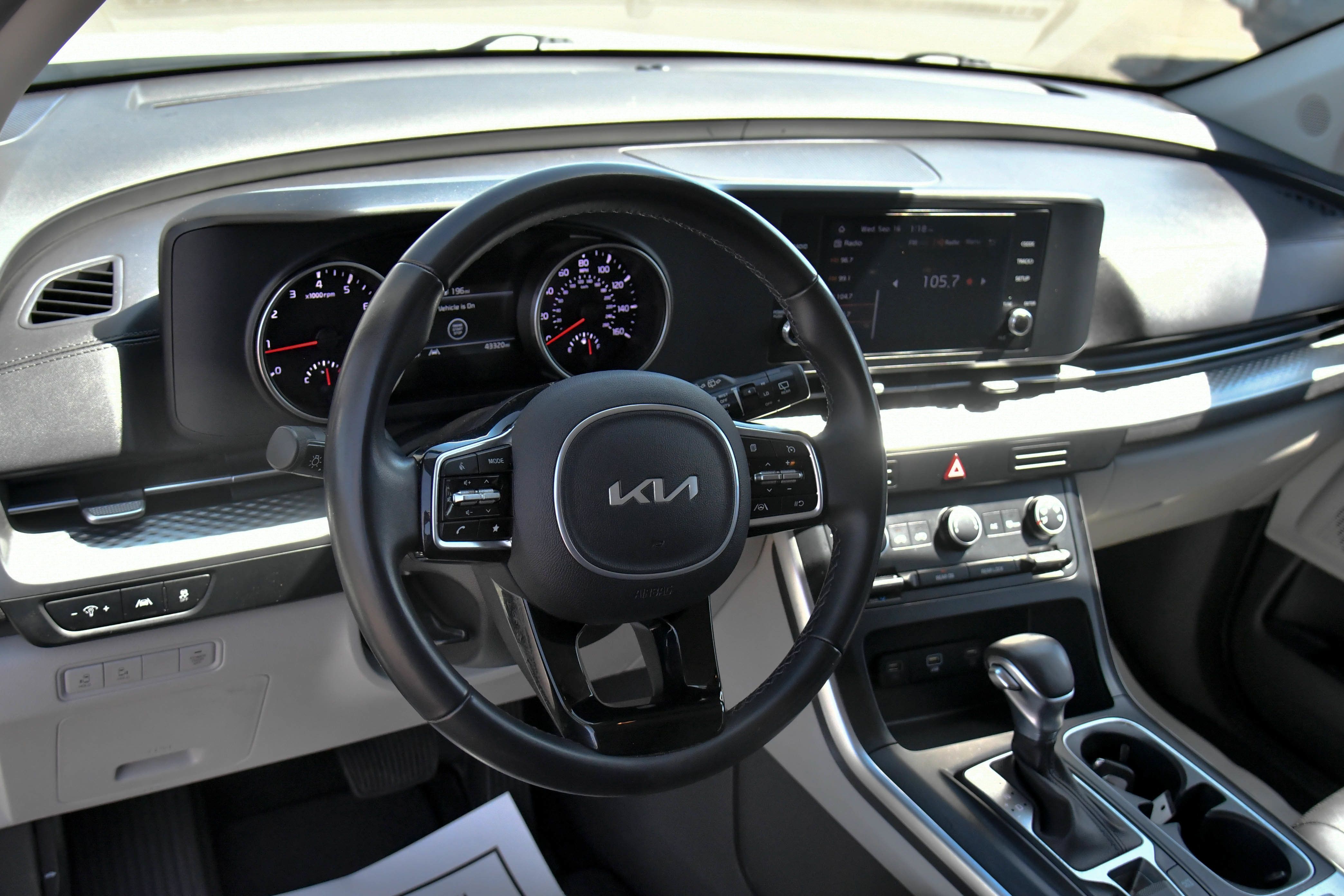Used 2023 Kia Carnival LX FWD image 16