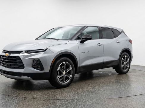 Used 2025 Chevrolet Blazer LT image 3