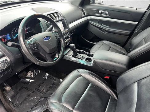 Used 2017 Ford Explorer XLT w/ Equipment Group 202A image 9