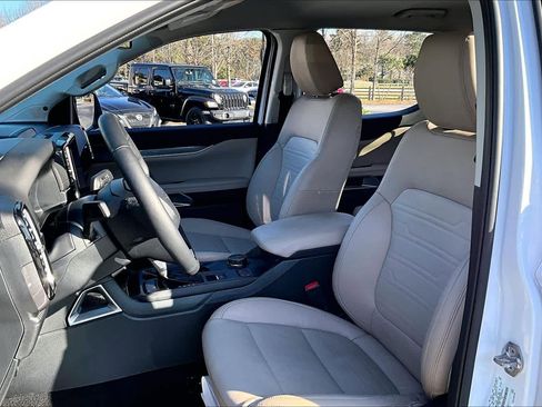 Used 2025 Ford Ranger Lariat w/ Chrome Accent Package image 8