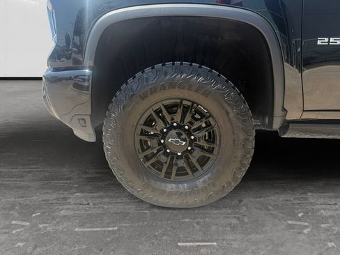 Used 2025 Chevrolet Silverado 2500 ZR2 w/ Technology Package AWD/4WD image 9