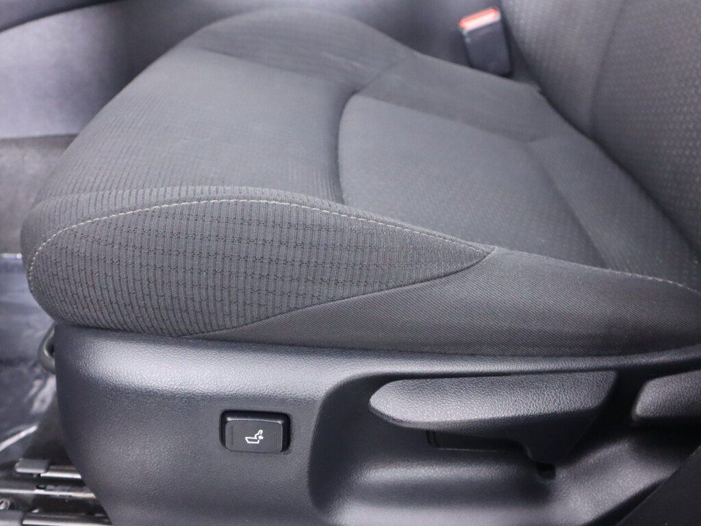 Used 2018 Toyota C-HR XLE FWD image 29