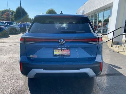 New 2025 Volkswagen Tiguan SE w/ Panoramic Sunroof Package image 10
