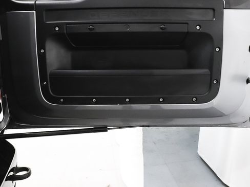 Used 2023 Land Rover Defender 130 X-Dynamic SE image 13