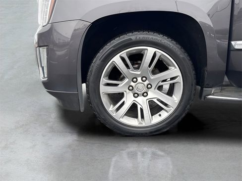Used 2015 Cadillac Escalade Luxury image 36