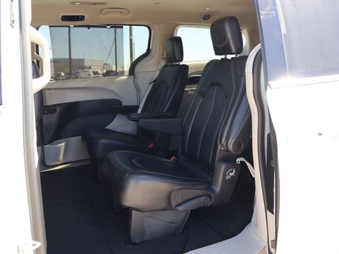 Used 2023 Chrysler Pacifica Touring-L image 27