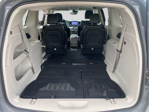 Used 2023 Chrysler Pacifica Touring-L FWD image 28