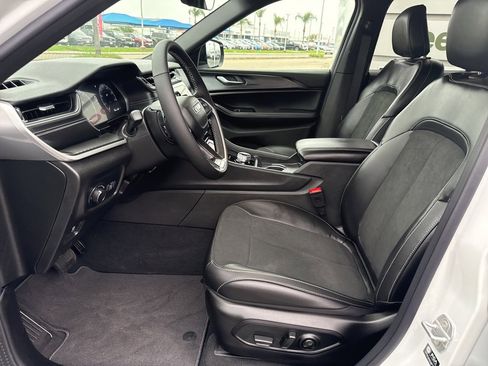 New 2025 Jeep Grand Cherokee Altitude image 22