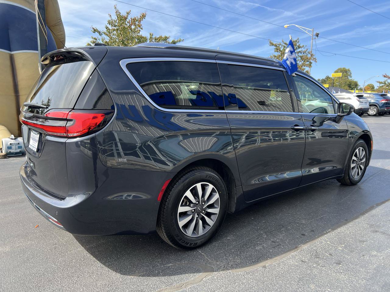 Used 2021 Chrysler Pacifica Touring-L FWD image 6