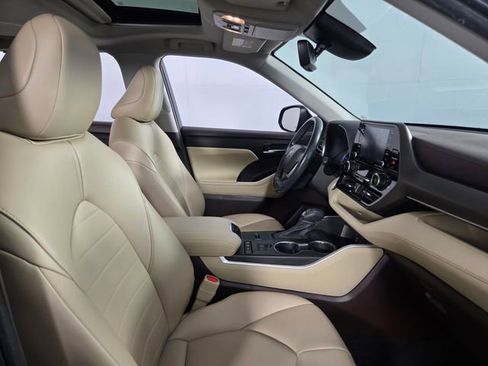 Used 2022 Toyota Highlander XLE image 15