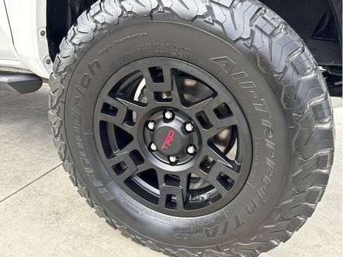 Used 2017 Toyota Tacoma SR5 w/ Tow Package RWD image 9