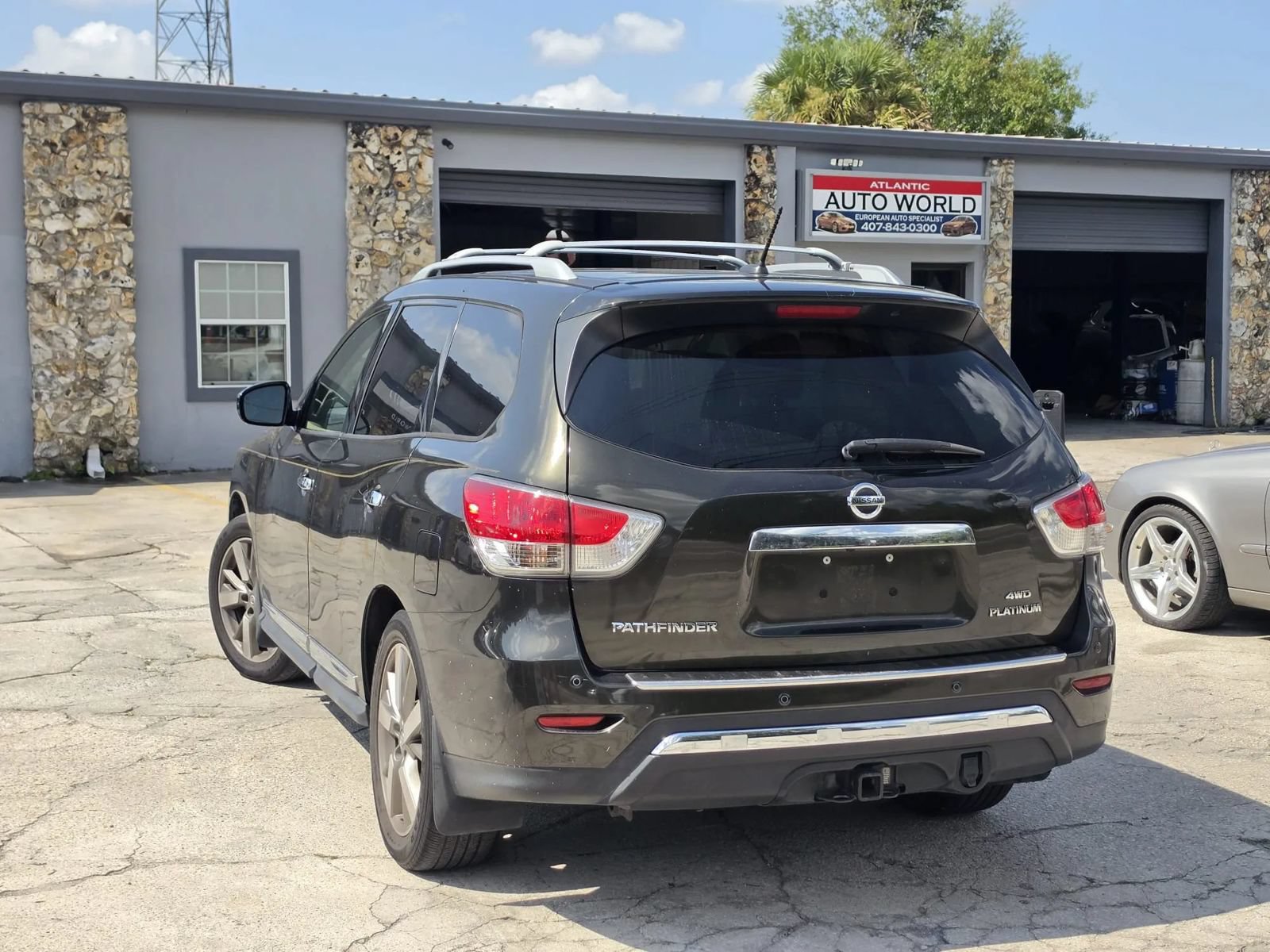 Used 2015 Nissan Pathfinder Platinum w/ Family Entertainment Package FWD image 6