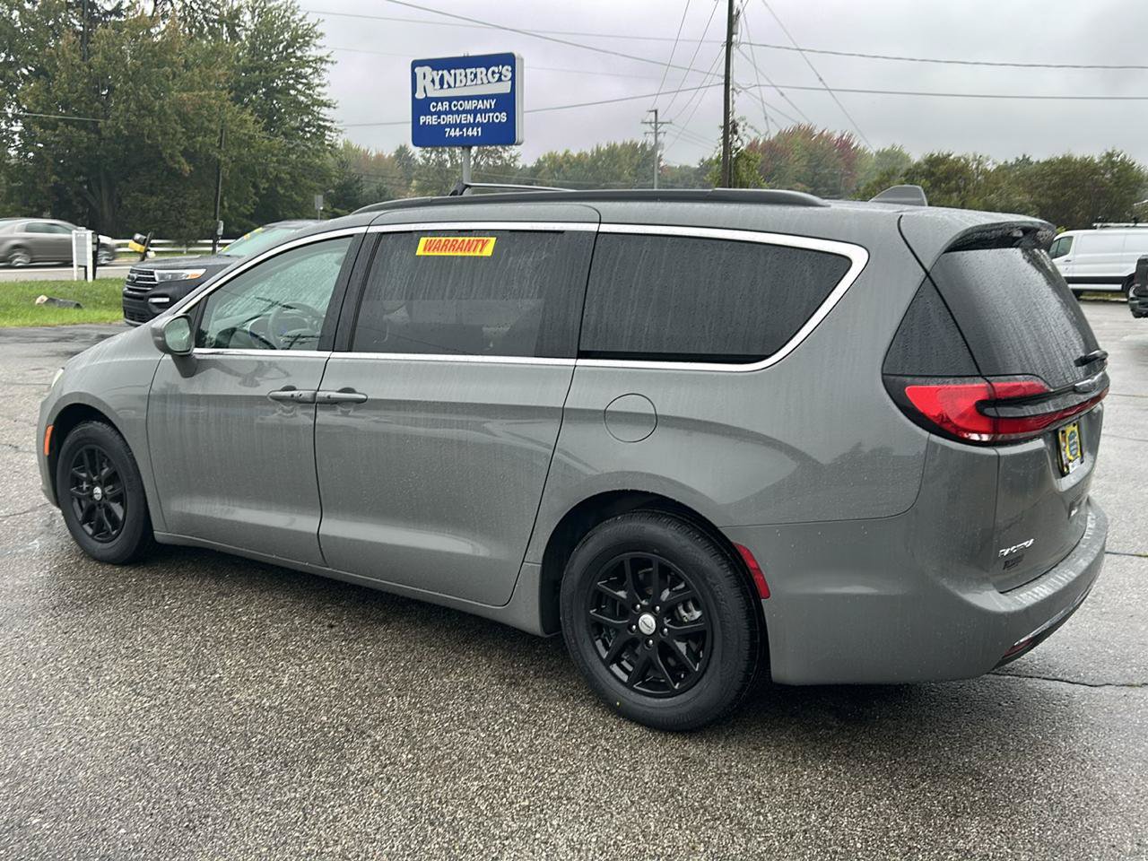 Used 2022 Chrysler Pacifica Touring-L FWD image 2