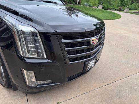 Used 2019 Cadillac Escalade ESV Luxury w/ Escalade Sport Edition AWD/4WD image 39