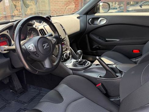 Used 2018 Nissan 370Z Coupe RWD image 18