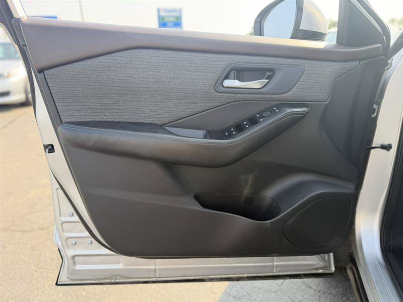 Used 2022 Nissan Rogue SV FWD image 11