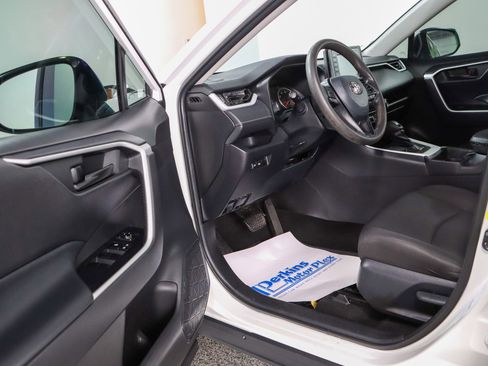 Used 2021 Toyota RAV4 LE AWD/4WD image 3