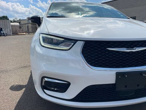 Used 2024 Chrysler Pacifica Touring-L FWD image 22