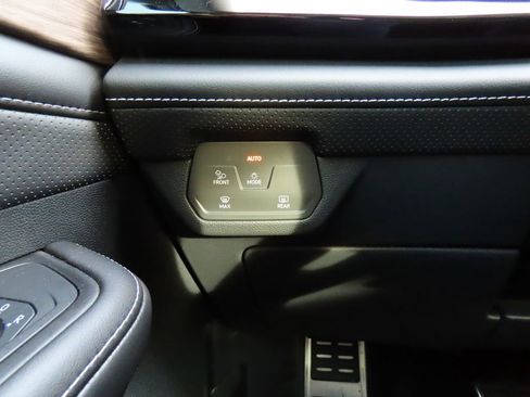 Certified 2024 Volkswagen Atlas SEL Premium R-Line image 40