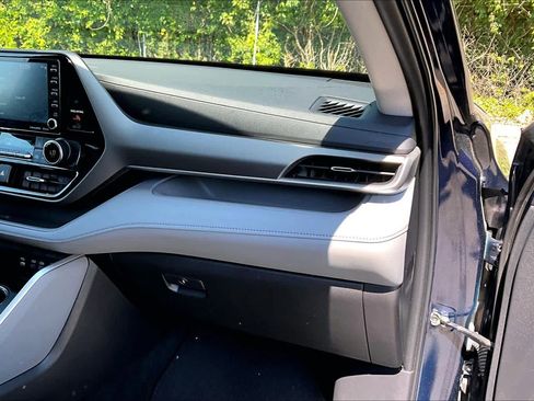 Used 2022 Toyota Highlander LE AWD/4WD image 18