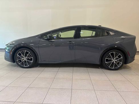 Used 2023 Toyota Prius XLE AWD/4WD image 3