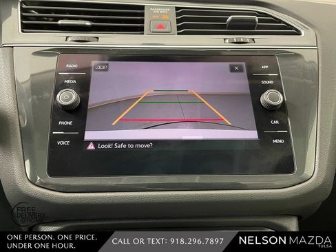 Used 2021 Volkswagen Tiguan SE w/ Panoramic Sunroof Package image 27